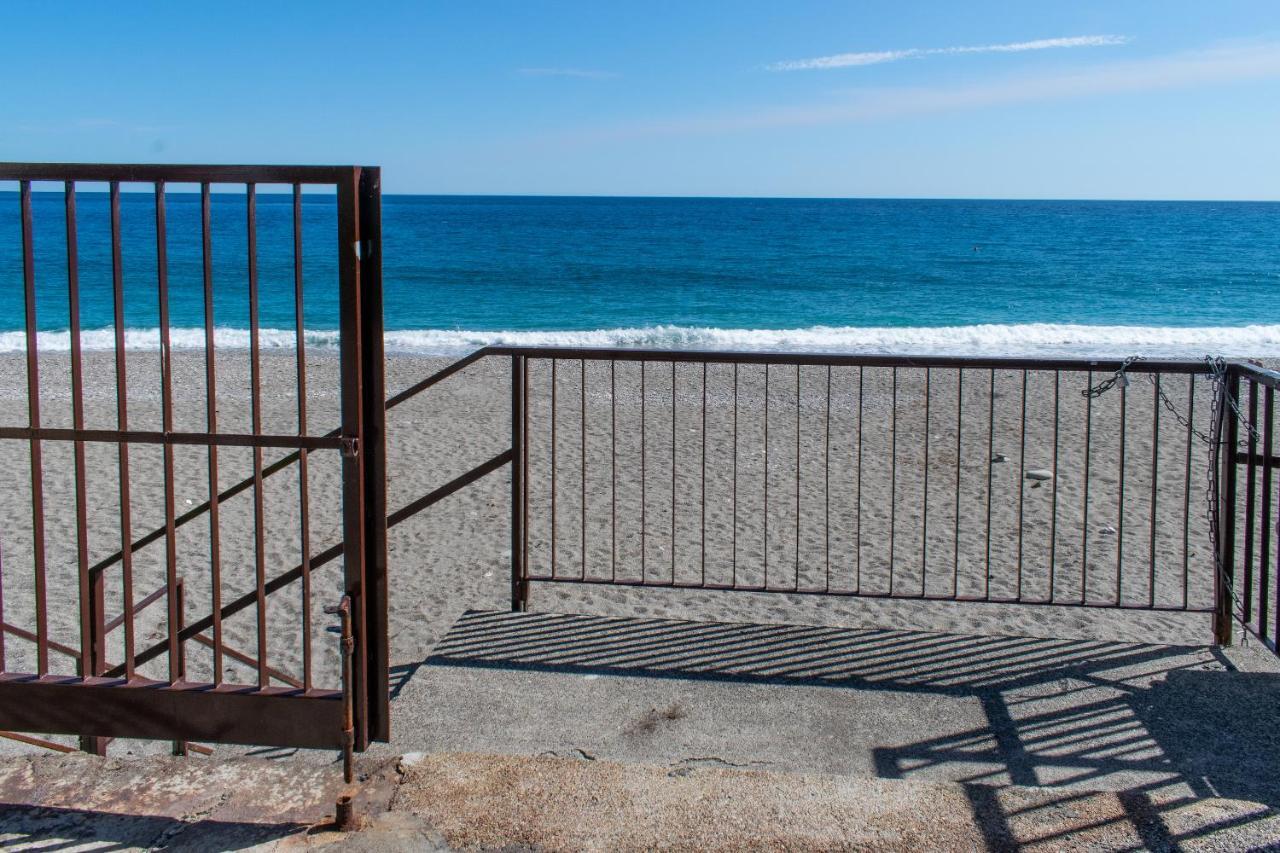 Beach House Acquamarina Letojanni Exterior foto